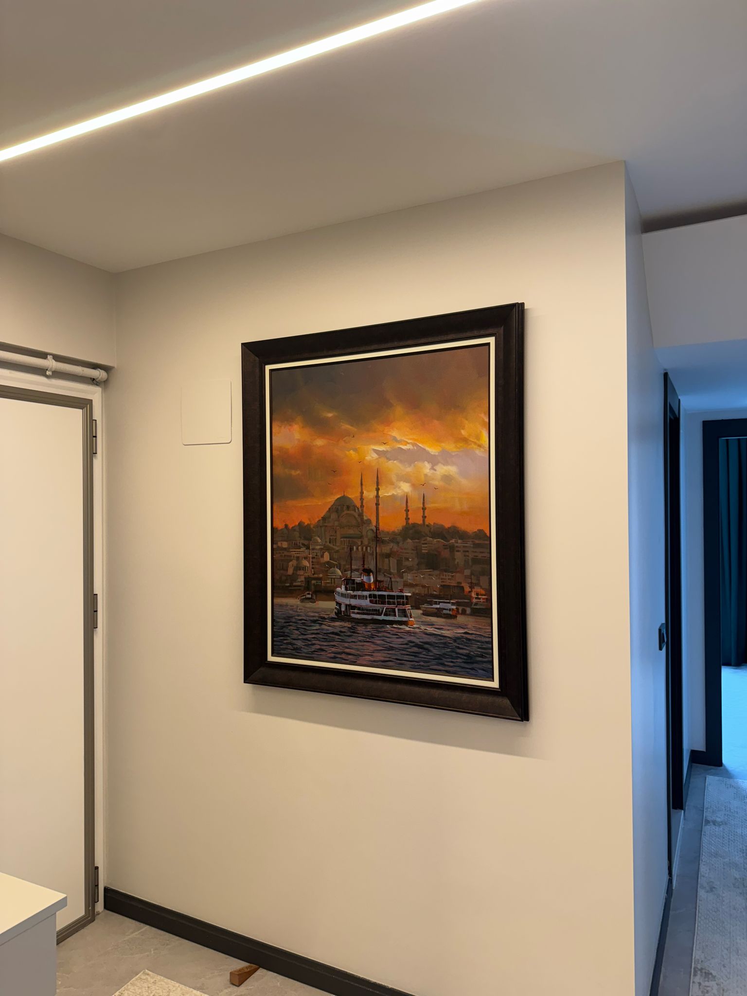 Sanat severimizin en güzel köşesinde yerini alan yağlı boya tablomuz. İyi günlerde kullanınız.