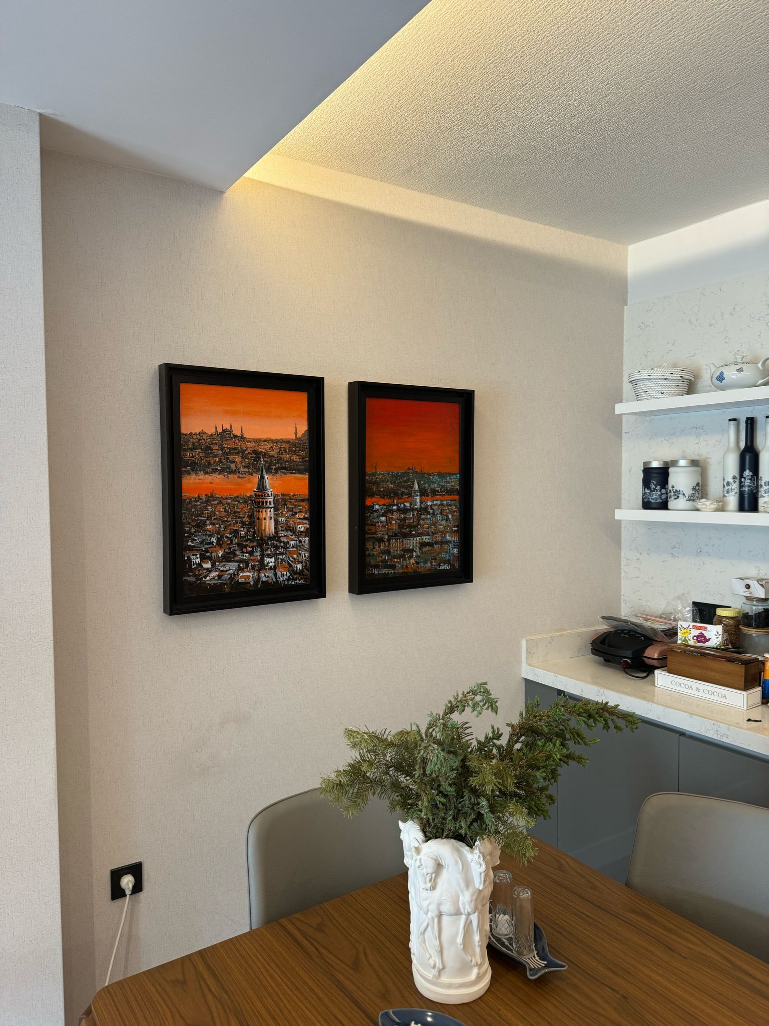 Sanat severimizin en güzel köşesinde yerini alan yağlı boya tablomuz. İyi günlerde kullanınız.